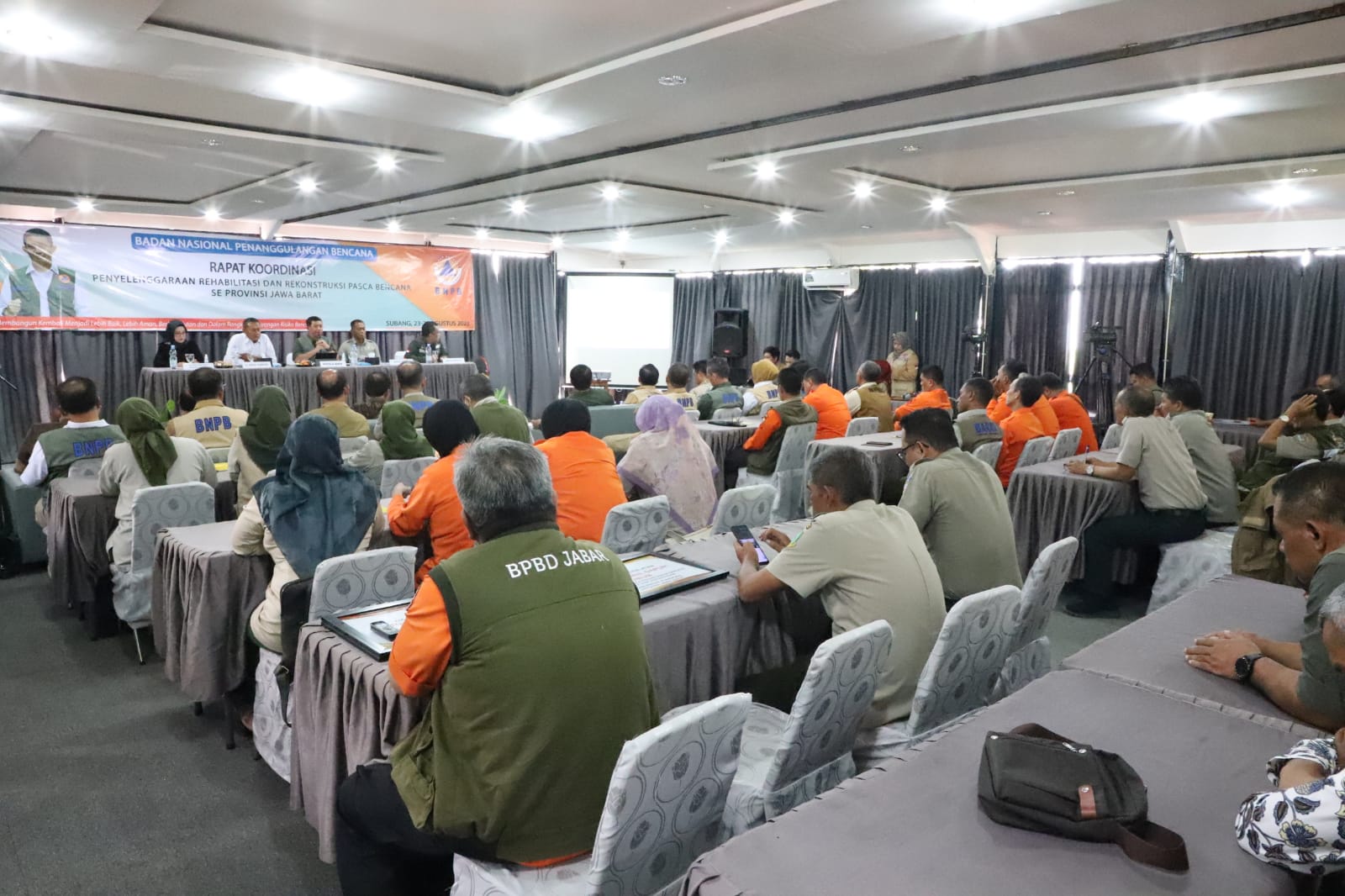 Suasana Rapat Koordinasi Penyelenggaraan Rehabilitasi dan Rekonstruksi wilayah Provinsi Jawa Barat di Kabupaten Subang, Jawa Barat, pada Kamis (24/8).